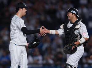 ロッテ対西武　プロ初完封勝利を挙げ佐藤(右)と喜ぶロッテ木村(撮影･野上伸悟)