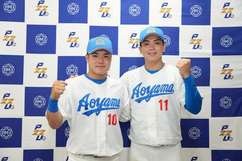 青学大対中大　中大に勝利し会見でガッツポーズをする小田(左)と中西(撮影･小島史椰)