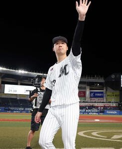 ロッテ対西武　ファンに手を振るロッテ木村(撮影･増田悦実)