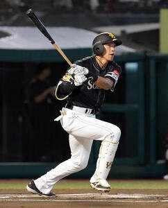 楽天対ソフトバンク　1回表ソフトバンク無死、右前二塁打を放った柳田(撮影･たえ見朱実)