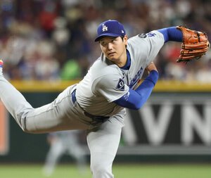 三回裏、力投するドジャース先発の大谷＝金居達朗撮影