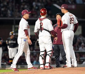 楽天対ソフトバンク　4回途中でマウンドを降りる楽天ヤフーレ(右)。左は三木監督(撮影･たえ見朱実)