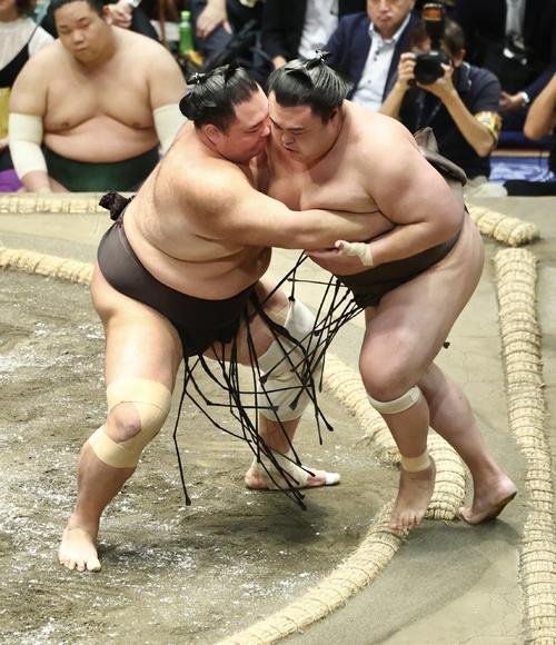 朝乃山(左)は英乃海を寄り切りで破る(撮影･河田真司)