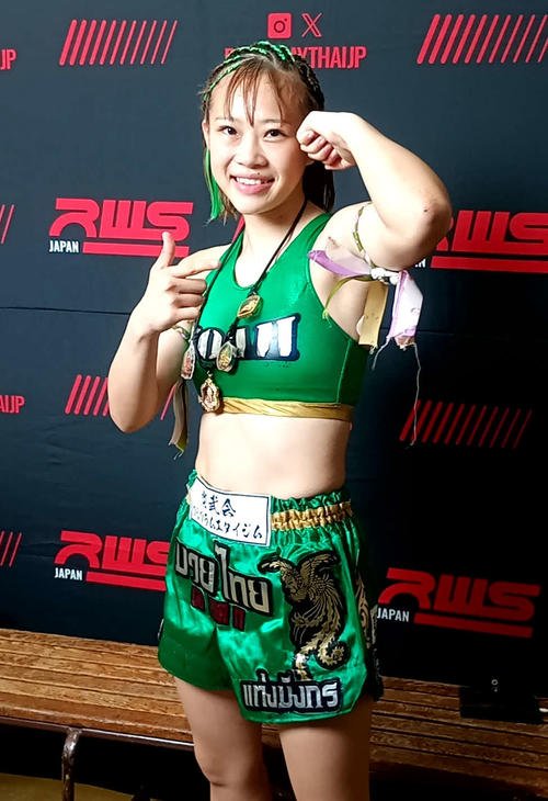 ヒジをアピールする藤原乃愛