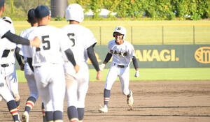 サヨナラ打を放った日本文理の安達(右)はガッツポーズをしたままナインに駆け寄る