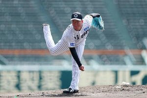 甲子園球場のマウンドで投球練習する阪神村上(撮影･前田充)