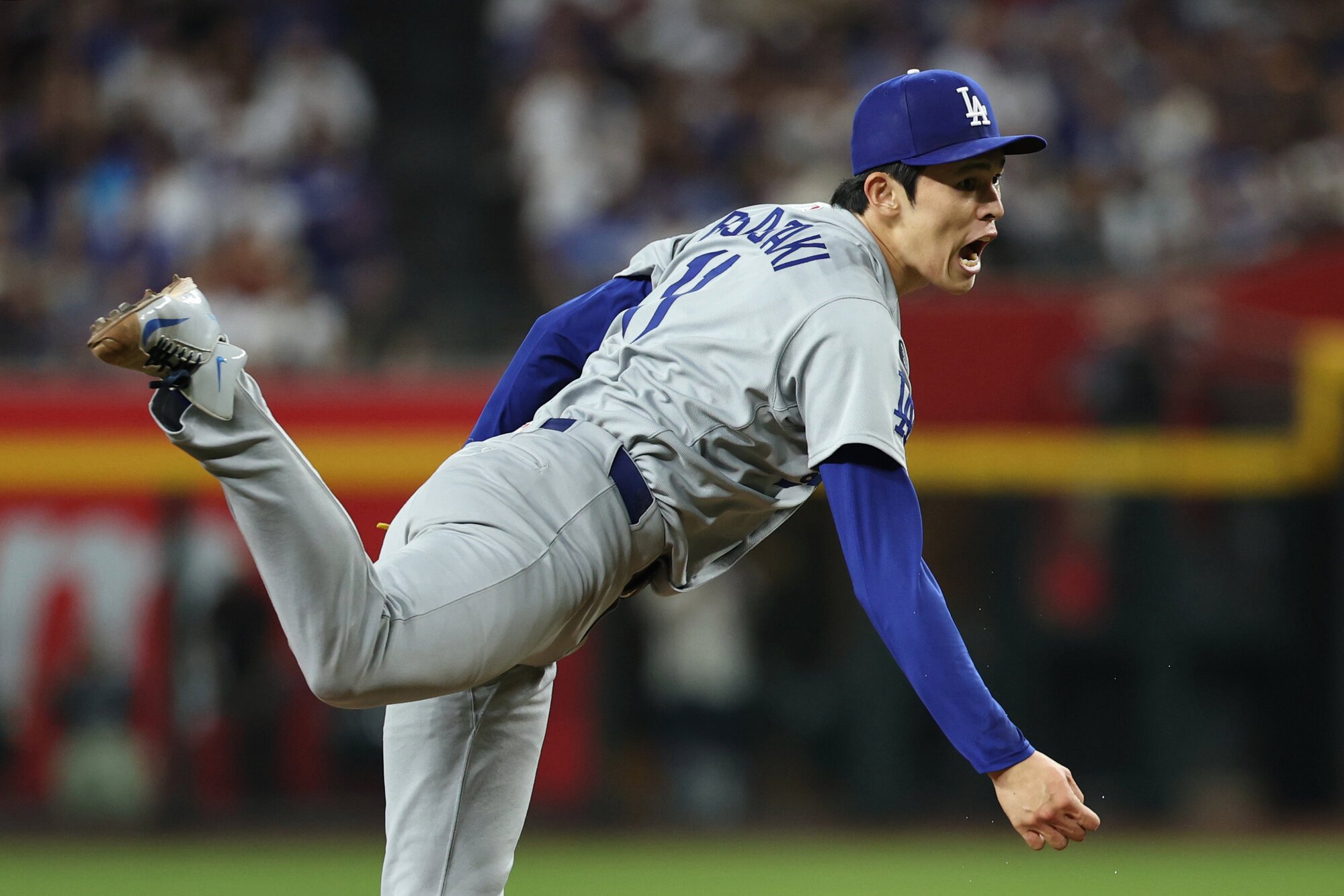 七回裏、2番手で登板し、三者凡退に抑えたドジャースの佐々木＝金居達朗撮影