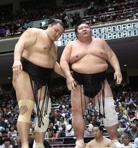 朝乃山(左)は剣翔を寄り切りで破る(撮影･河田真司)