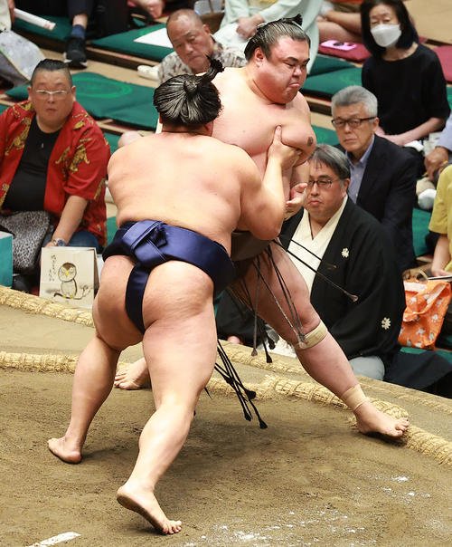 英乃海(右)を押し出しで破る朝白龍(撮影･中島郁夫)