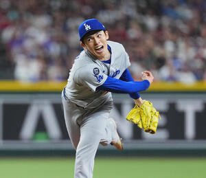 ダイヤモンドバックス対ドジャース　7回に登板し、力投するドジャース佐々木(撮影･菅敏)