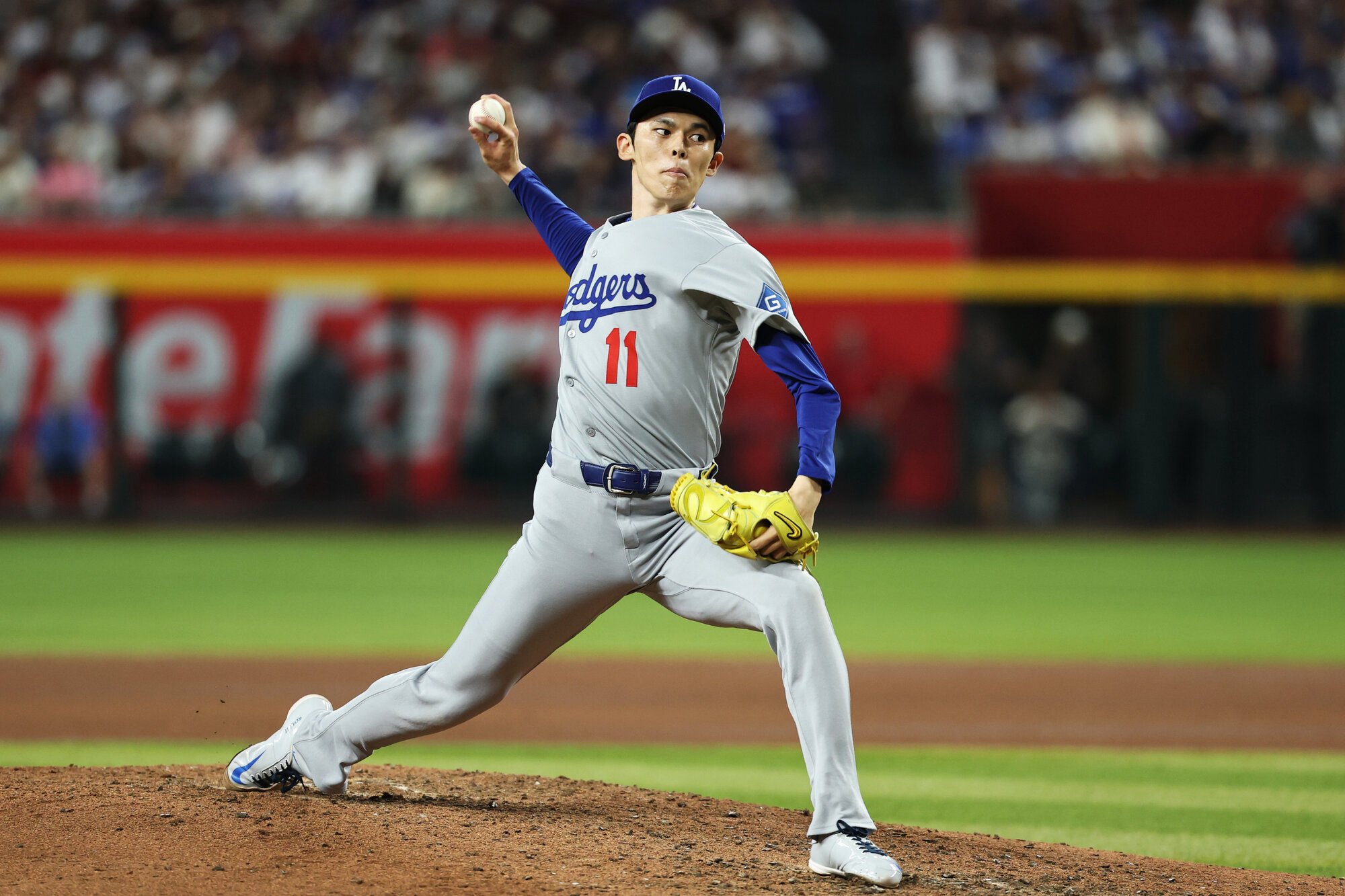 七回裏、2番手で登板し、三者凡退に抑えたドジャースの佐々木=金居達朗撮影
