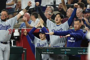 八回表ドジャース2死一塁、T･ヘルナンデスが適時二塁打を放ち、盛り上がる大谷翔平(中央右)や佐々木朗希(同左)ら=金居達朗撮影