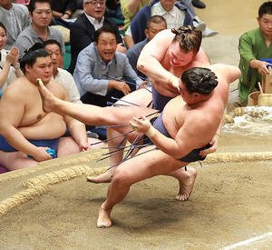 豊昇龍(右)を切り返しで破る安青錦(撮影･中島郁夫)