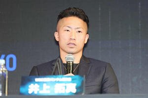 ｢Prime Video Boxing 14｣記者会見で質問に答える井上拓(撮影･宮地輝)