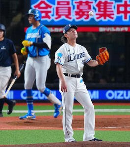 西武対日本ハム　3回表日本ハム1死、水谷(後方)に死球を当て悔しげにボールを見つめる今井(撮影･垰建太)
