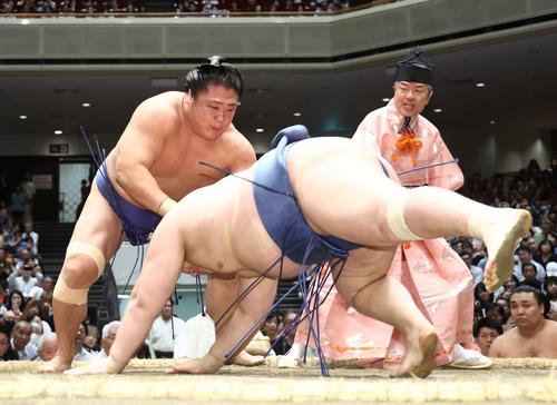 阿武剋(手前)をはたき込みで破る若隆景(撮影･河田真司)
