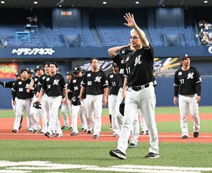 オリックス対ロッテ　京セラ最終戦となりファンに手を振るロッテ吉井監督(撮影･和賀正仁)