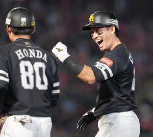 楽天対ソフトバンク　7回表ソフトバンク1死満塁、中前に2点適時打を放ちポーズを決める栗原(撮影･たえ見朱実)
