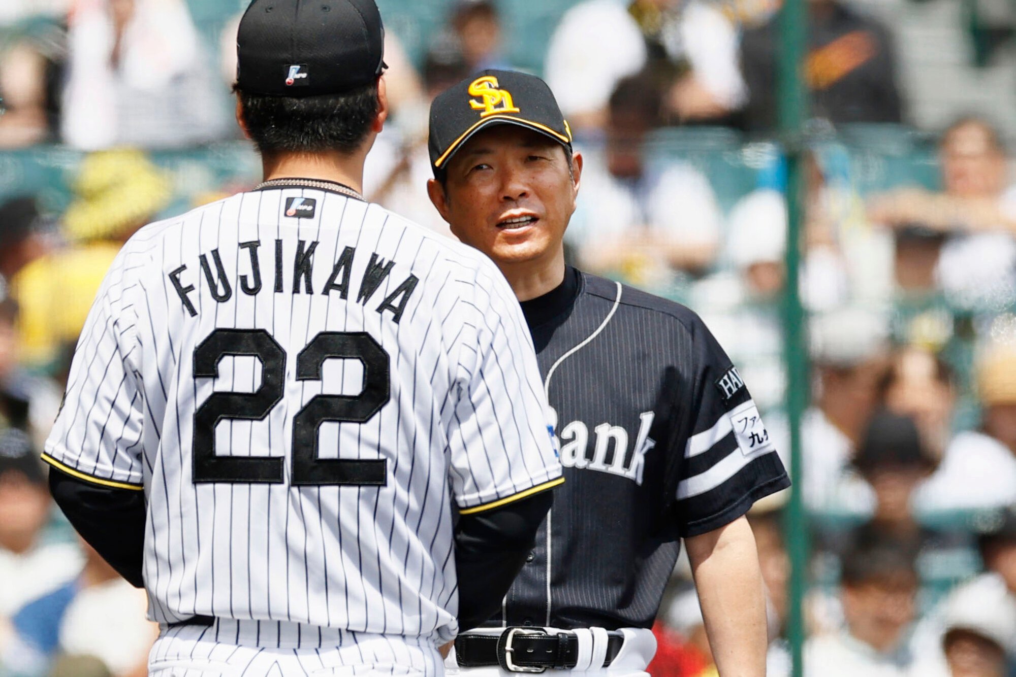 交流戦の阪神戦でメンバー表を交換するソフトバンクの小久保裕紀監督=内海日和撮影