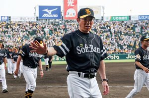 6月22日、交流戦で優勝し、観客の声援に応えるソフトバンクの小久保裕紀監督(手前)と選手たち=水野義則撮影