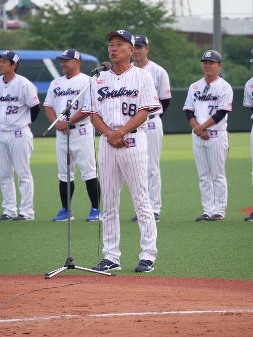 戸田でのイースタン･リーグ最終戦となる巨人戦後にファンの前でであいさつするヤクルト池山2軍監督