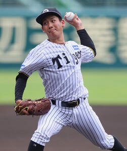 投内連係の練習をする阪神伊原(撮影･上山淳一)