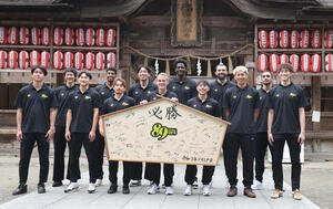 必勝祈願を終え、特大の絵馬を手に記念写真に納まるB1仙台のメンバー(撮影･高橋香奈)