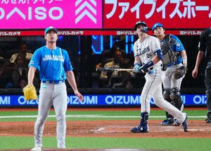 西武対日本ハム　7回裏西武2死一、三塁、3点本塁打を放つネビン。投手上原(撮影･垰建太)