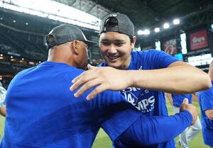 ダイヤモンドバックス対ドジャース　地区優勝を決め、ロバーツ監督(左)と抱き合って喜ぶ大谷(撮影･菅敏)