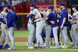 ダイヤモンドバックス戦で勝利して地区優勝を決め、チームメートと喜び合うドジャースの大谷翔平(中央左)と山本由伸(同右)=金居達朗撮影
