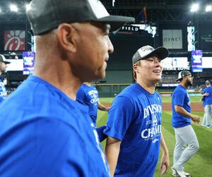 ダイヤモンドバックス対ドジャース　地区優勝を決め、ロバーツ監督(左)と喜ぶ山本(撮影･菅敏)