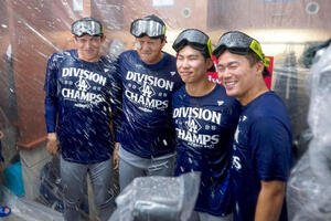 地区優勝を決めシャンパンファイトで祝福する左から、ドジャースの佐々木朗希、大谷翔平、キム･ヘソン、山本由伸(AP)