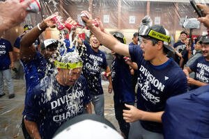 地区優勝を決めシャンパンファイトで祝福するドジャース大谷翔平(AP)
