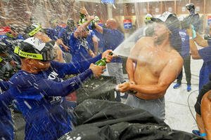 地区優勝を決めシャンパンファイトで祝福するドジャース･カーショー(AP)