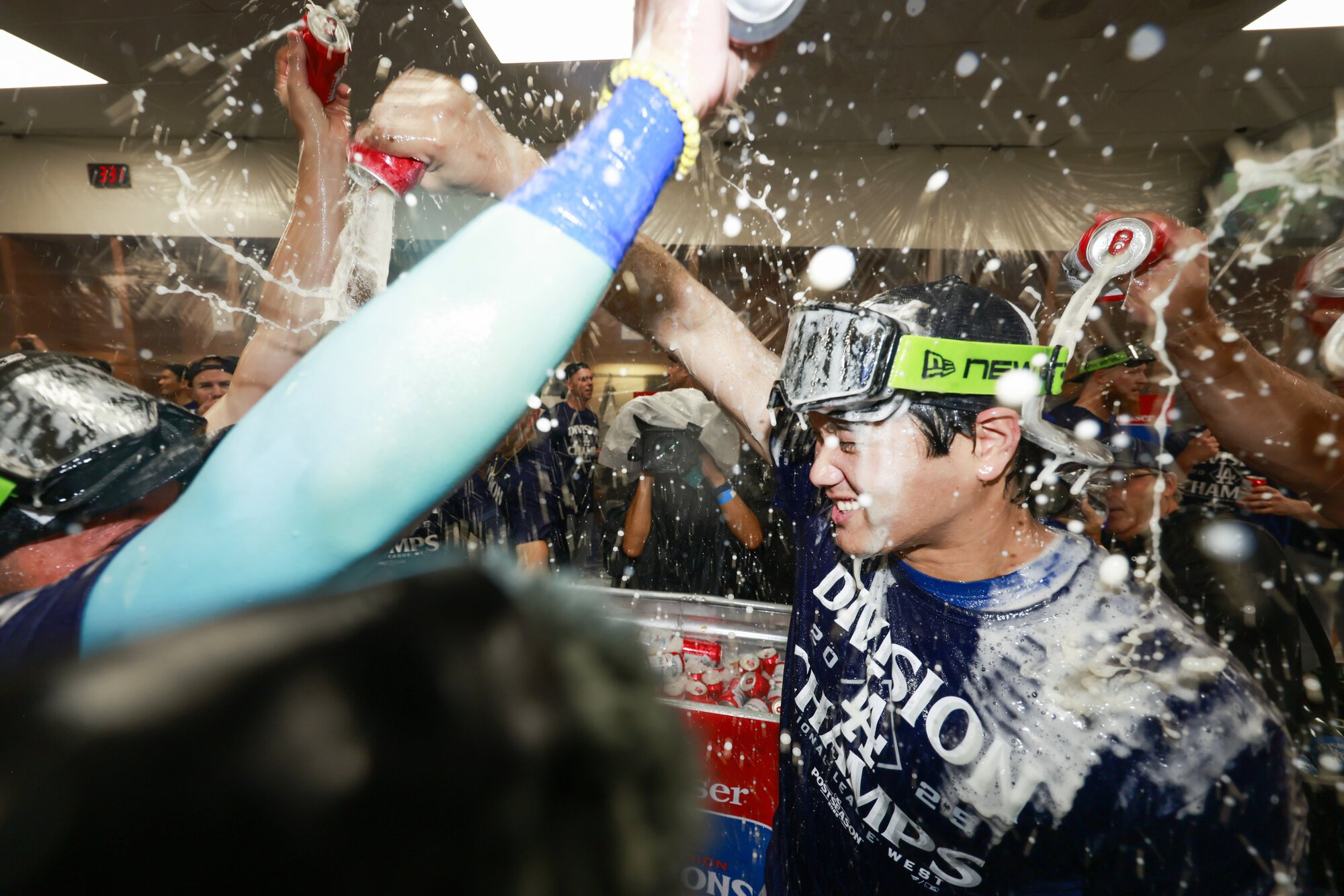 地区優勝を決め、祝杯をあげるドジャースの大谷翔平(右)