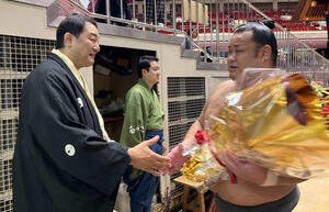 引退する椿富士(右)と安治川親方(元関脇安美錦)