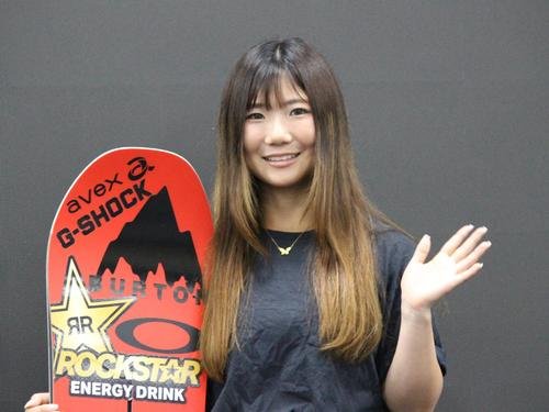 笑顔で手を振るスノーボード女子の岩渕(撮影･勝部晃多)