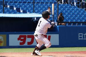 9回、2死二、三塁からサヨナラの中前適時打を放つ亜大の的場(撮影･保坂淑子)