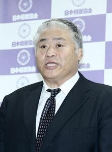 定年会見に臨む大嶽親方(撮影･河田真司)