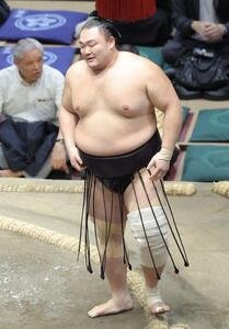 錦富士に上手投げで敗れる朝乃山(撮影･河田真司)