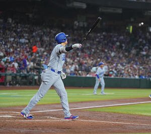 ダイヤモンドバックス対ドジャース　4回表ドジャース1死三塁、中越えに54号2点本塁打を放つ大谷(撮影･菅敏)
