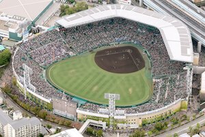 阪神甲子園球場=2025年8月23日午前9時59分、兵庫県西宮市、朝日放送テレビヘリから