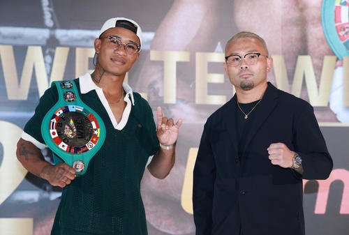 会見でポーズを決める王者ワチュク･ナァツ(左)と緑川創(撮影･中島郁夫)