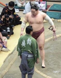 朝乃山を上手投げで破る錦富士(撮影･河田真司)