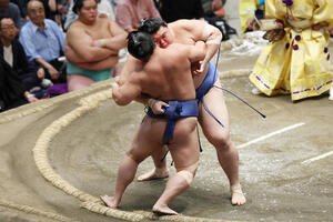 寄り切りで若隆景(左)を破る大の里(撮影･宮地輝)