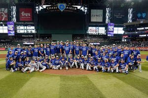 記念撮影するドジャースナイン(AP)