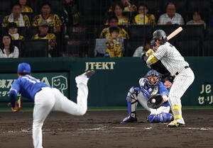 阪神対中日　2回裏阪神2死、森下は見逃し三振に倒れる(撮影･上田博志)