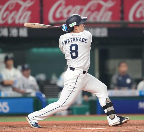 西武対日本ハム　3回裏西武1死、中越え本塁打を放つ渡部聖(撮影･井上学)