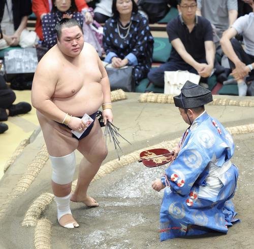 佐田の海をはたき込みで破り、土俵から引き揚げる友風(撮影･河田真司)