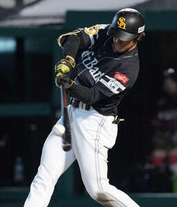 楽天対ソフトバンク　6回表ソフトバンク1死一塁、中越えに2点本塁打を放つ柳町(撮影･たえ見朱実)